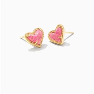 Kendra Scott Ari Heart Gold Stud Earrings In Pink Kyocera Opal